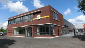 Nieuwbouw van een autospuiterij met kantoor in Rosmalen