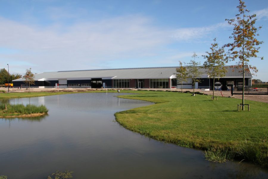 Nieuwbouw van een bedrijfshal voor een tuinplantenkwekerij in Biezenmortel