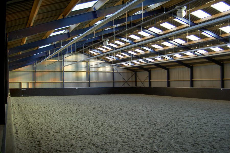Nieuwbouw rijhal met paardenstallen in Lexmond