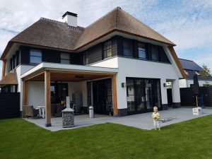 Villa met rieten kap en buitenstucwerk in Berlicum